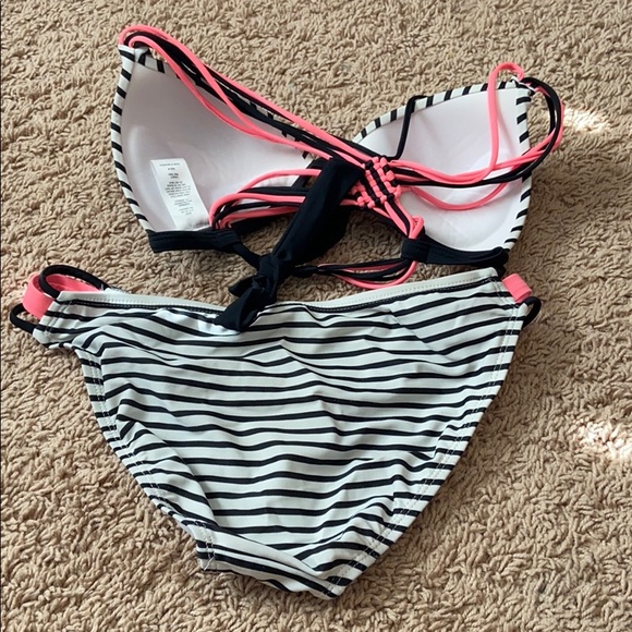 Bikini! - Picture 2 of 4